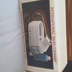 Sonic jewelry cleaner with cleaning solution
